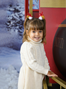 Disfruta de sesiones de Navidad para niños en Argentona. Captura su alegría en un decorado mágico y crea recuerdos únicos.