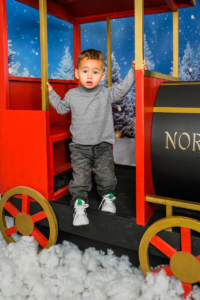 Disfruta de sesiones de Navidad para niños en Argentona. Captura su alegría en un decorado mágico y crea recuerdos únicos.