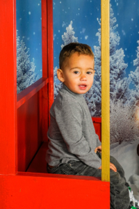 Disfruta de sesiones de Navidad para niños en Argentona. Captura su alegría en un decorado mágico y crea recuerdos únicos.