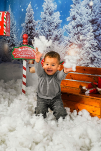 Disfruta de sesiones de Navidad para niños en Argentona. Captura su alegría en un decorado mágico y crea recuerdos únicos.