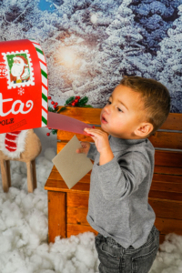 Disfruta de sesiones de Navidad para niños en Argentona. Captura su alegría en un decorado mágico y crea recuerdos únicos.