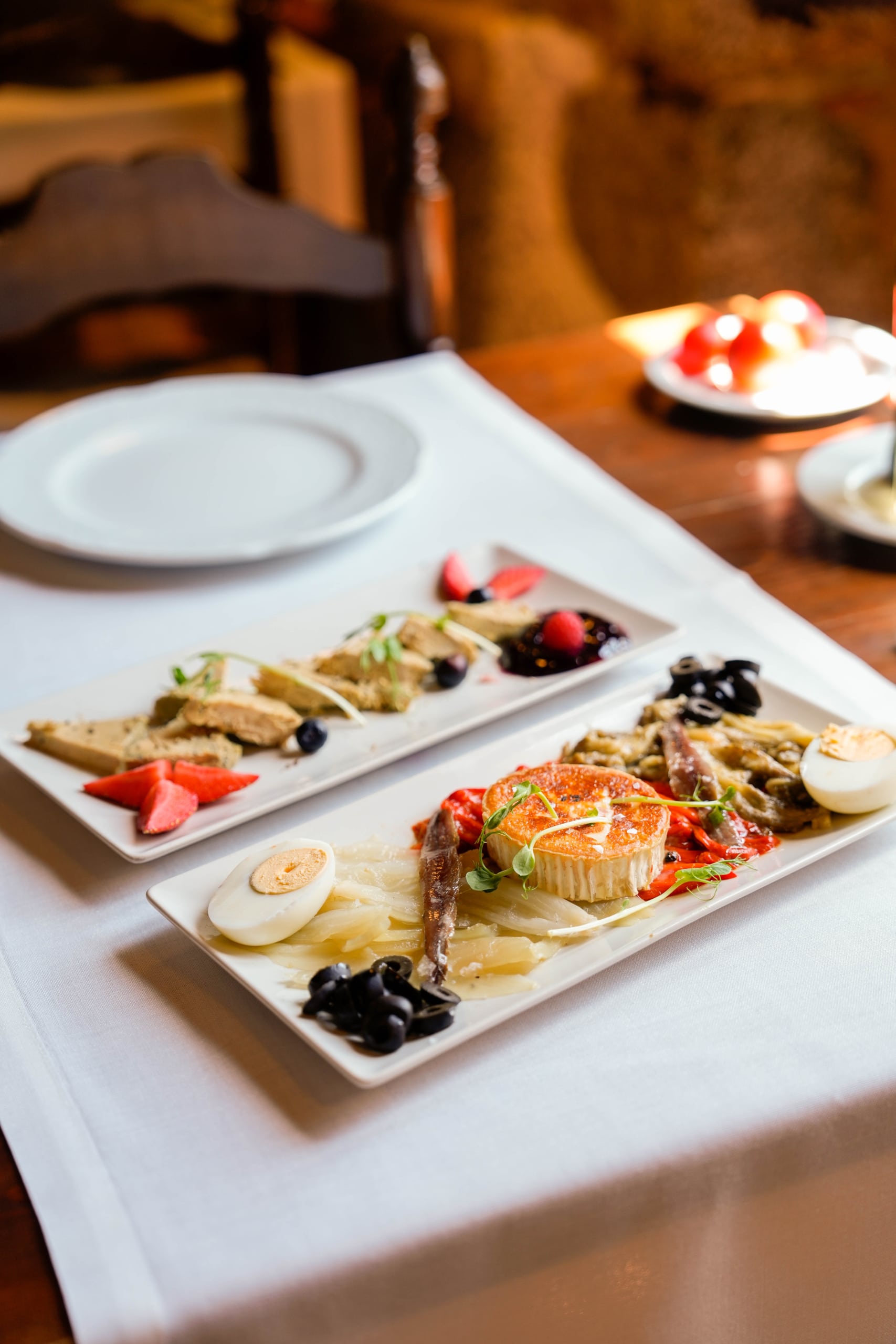 Detalle de plato gourmet servido en restaurante de Mas Nadal, ideal para bodas y eventos en Sant Andreu de Llavanere