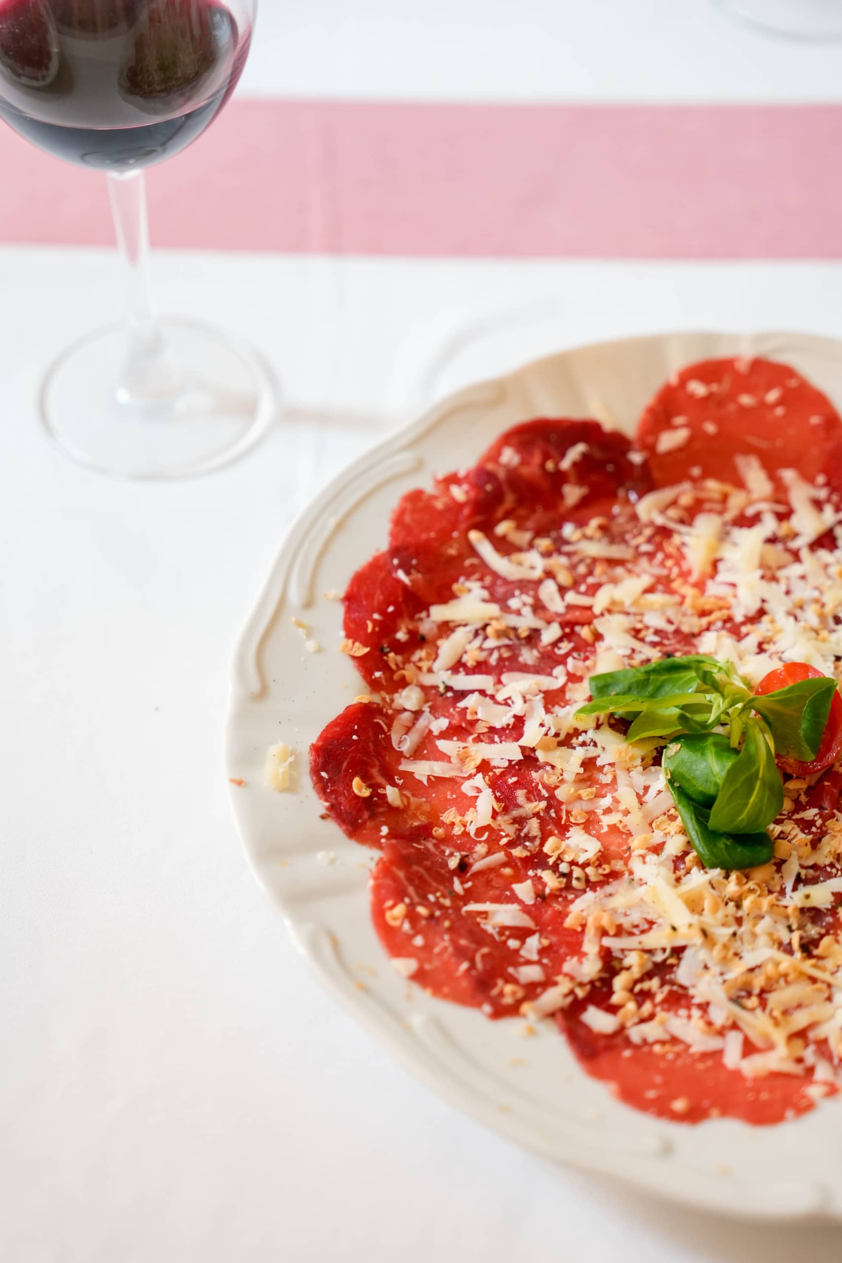 Detalle de plato gourmet servido en restaurante de Mas Nadal, ideal para bodas y eventos en Sant Andreu de Llavanere
