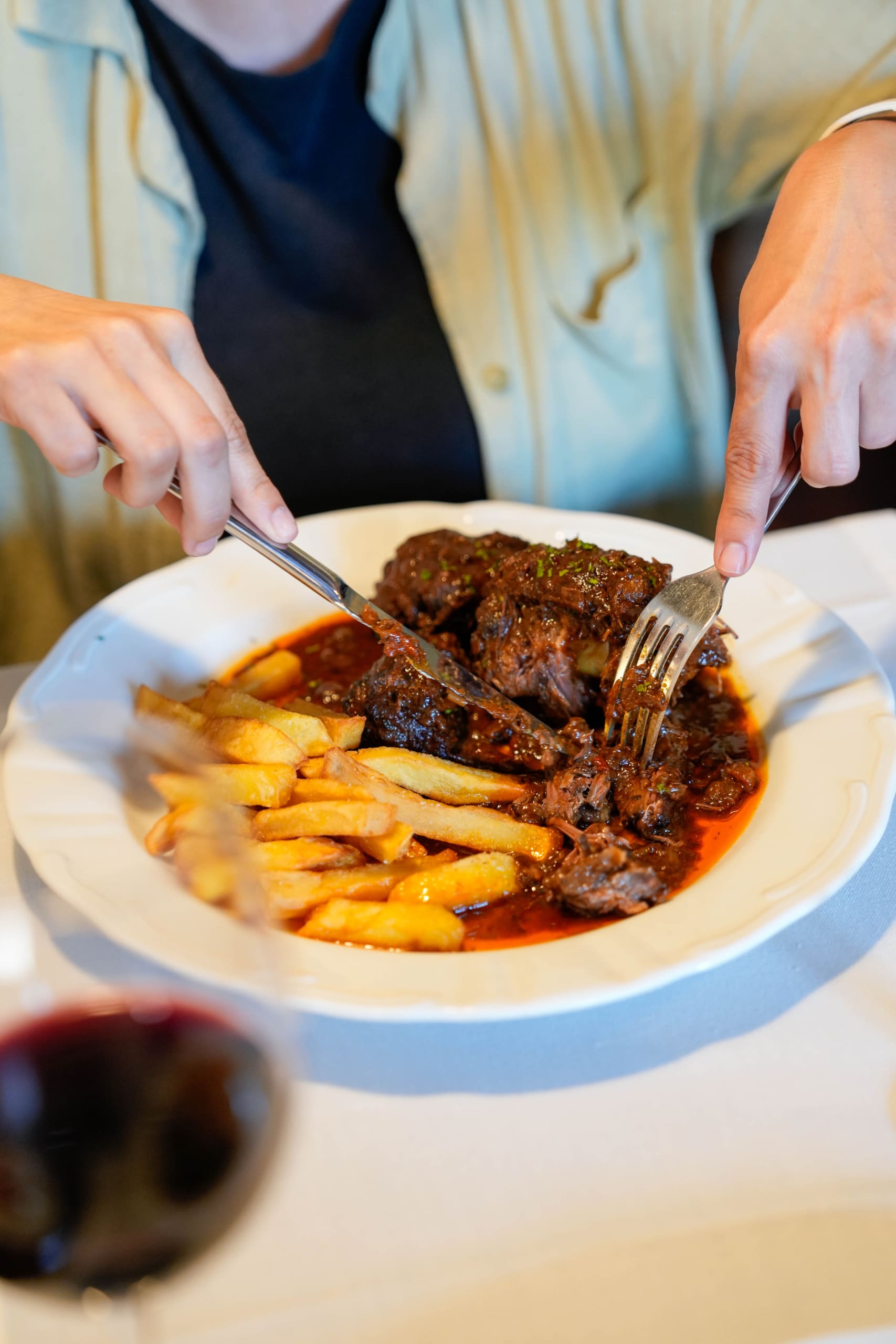 Detalle de plato gourmet servido en restaurante de Mas Nadal, ideal para bodas y eventos en Sant Andreu de Llavanere