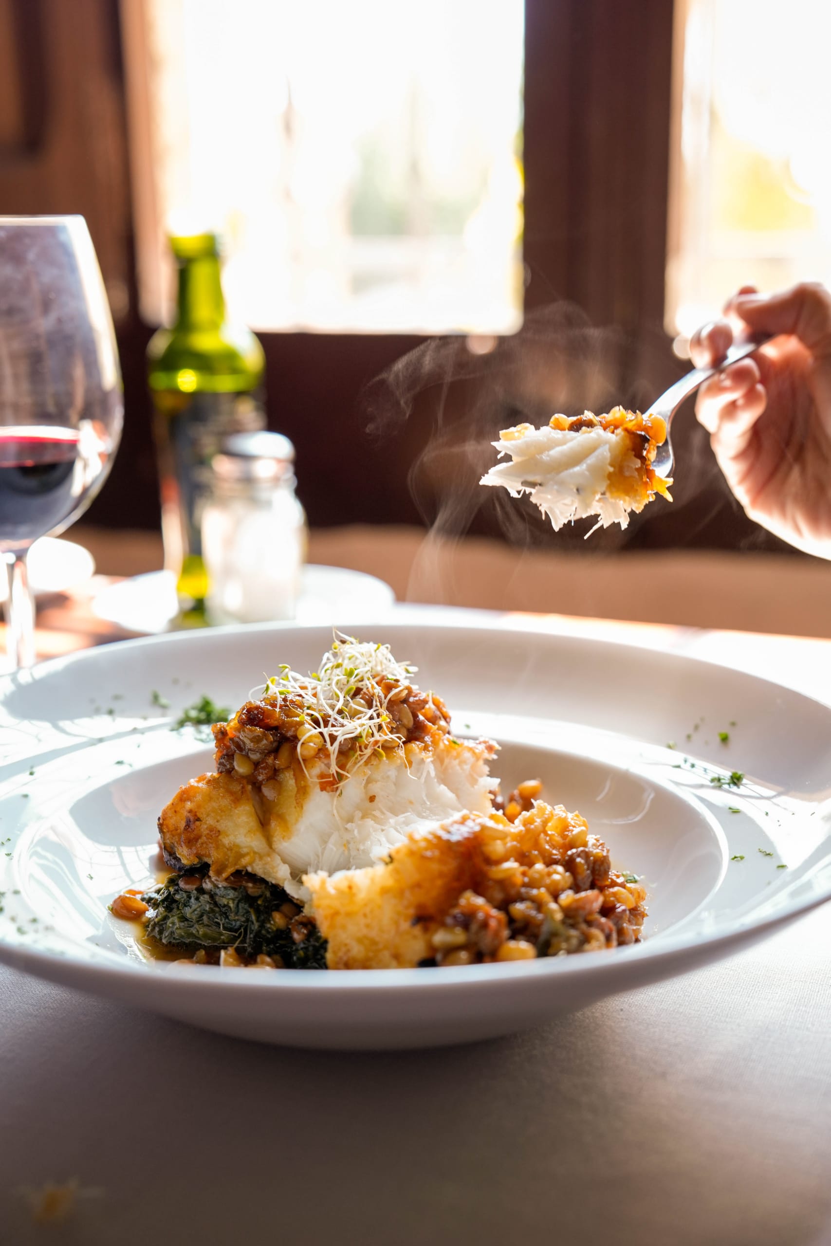 Detalle de plato gourmet servido en restaurante de Mas Nadal, ideal para bodas y eventos en Sant Andreu de Llavanere