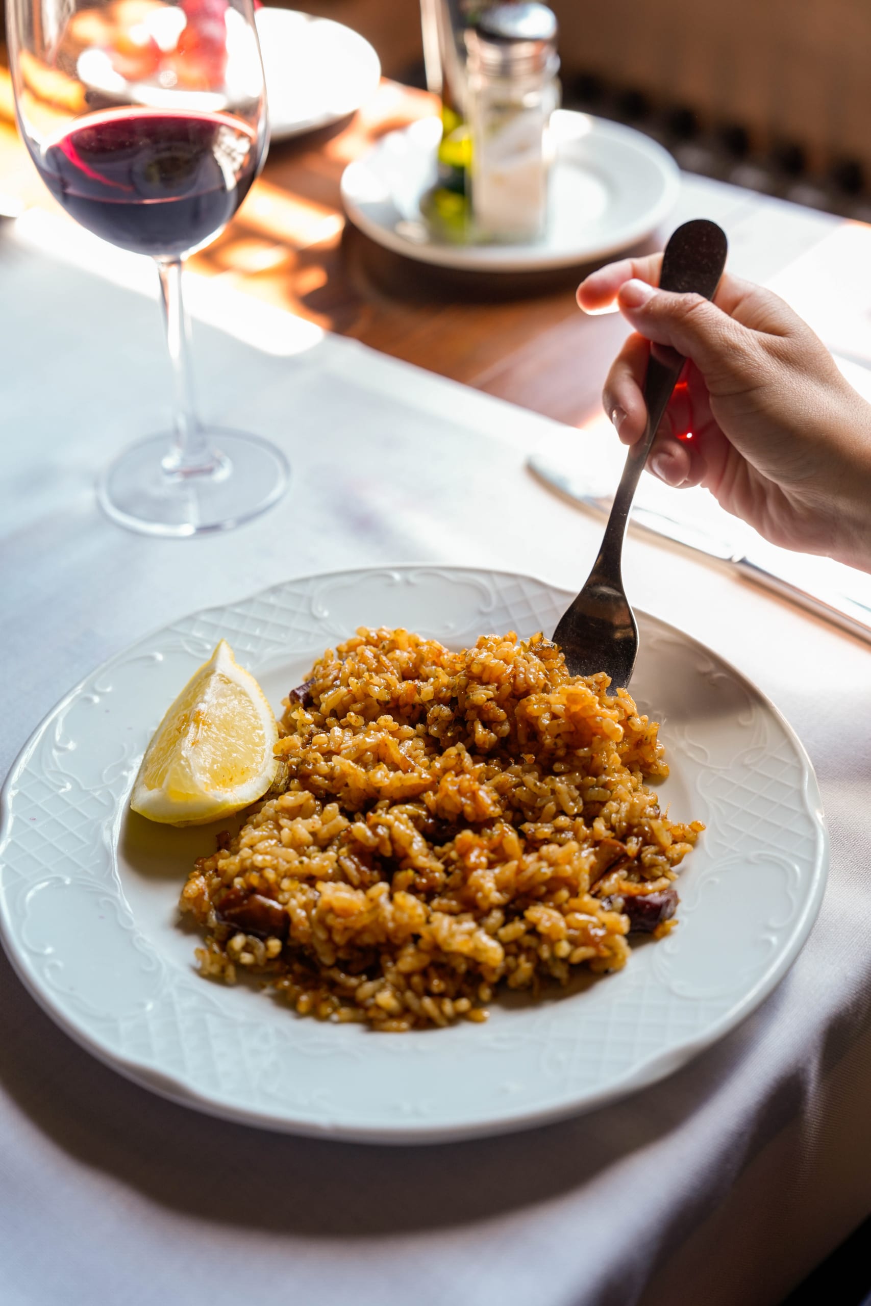 Detalle de plato gourmet servido en restaurante de Mas Nadal, ideal para bodas y eventos en Sant Andreu de Llavanere
