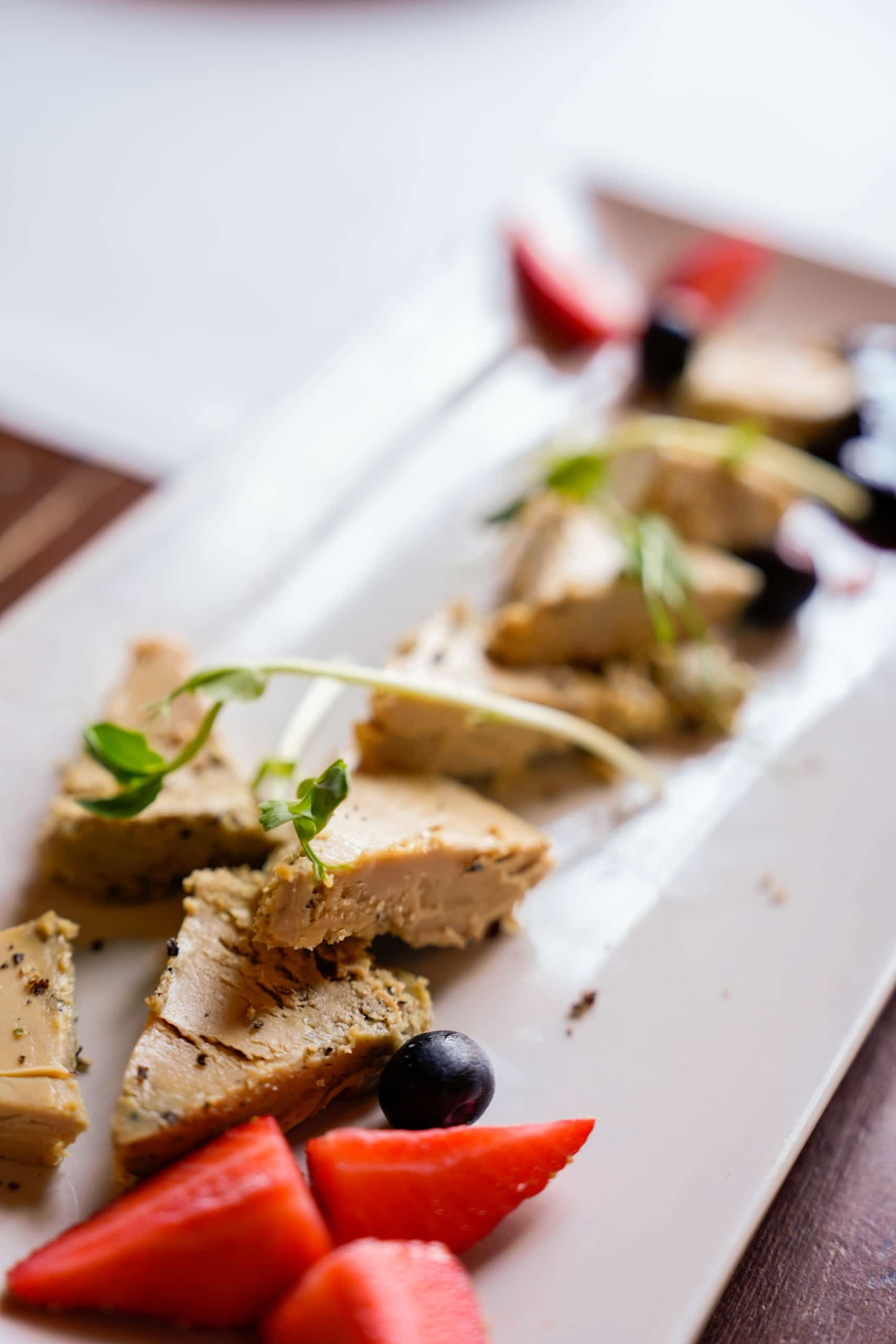 Detalle de plato gourmet servido en restaurante de Mas Nadal, ideal para bodas y eventos en Sant Andreu de Llavanere
