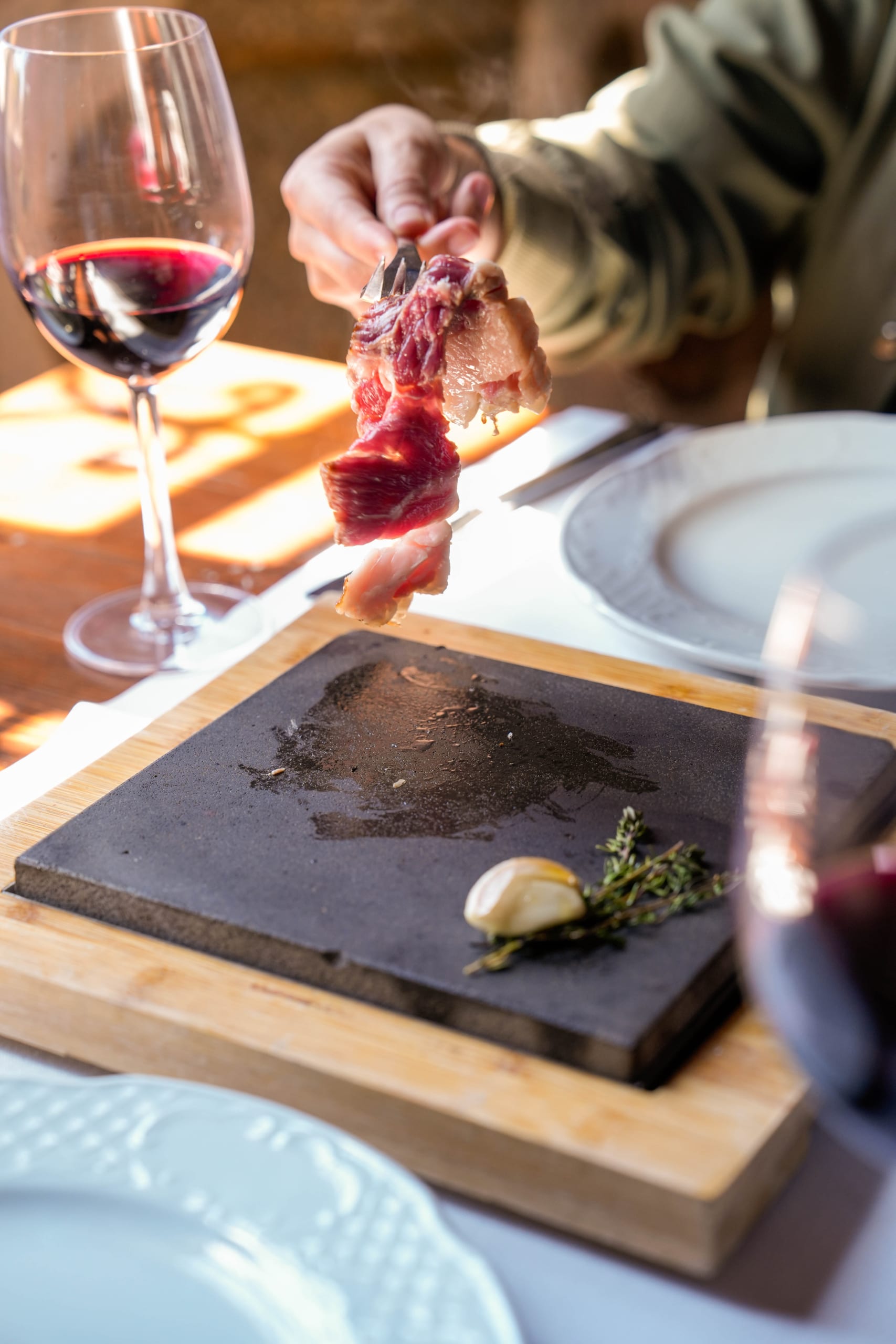Detalle de plato gourmet servido en restaurante de Mas Nadal, ideal para bodas y eventos en Sant Andreu de Llavanere