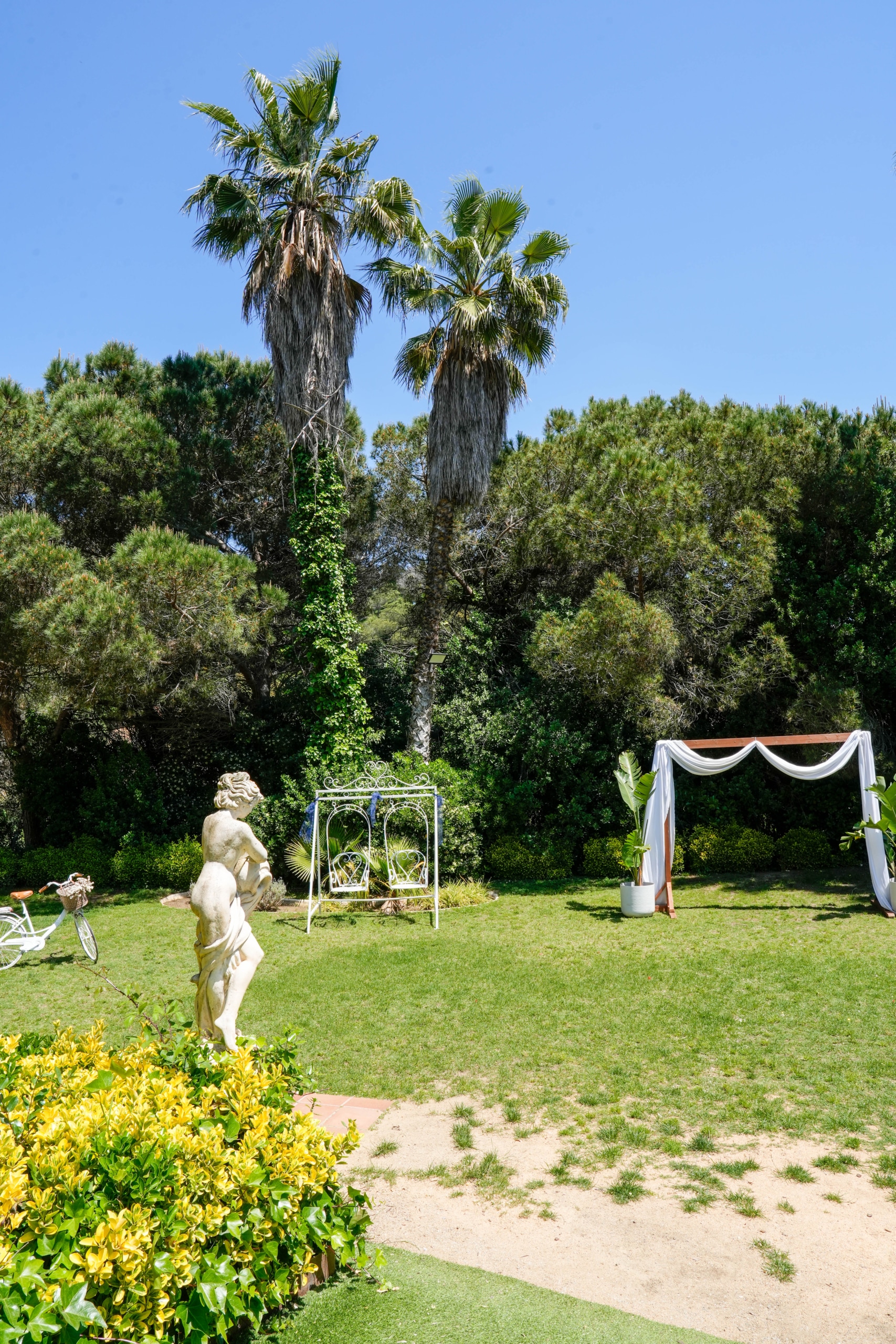Vista general del jardín de Mas Nadal decorado para evento en Sant Andreu de Llavaneres