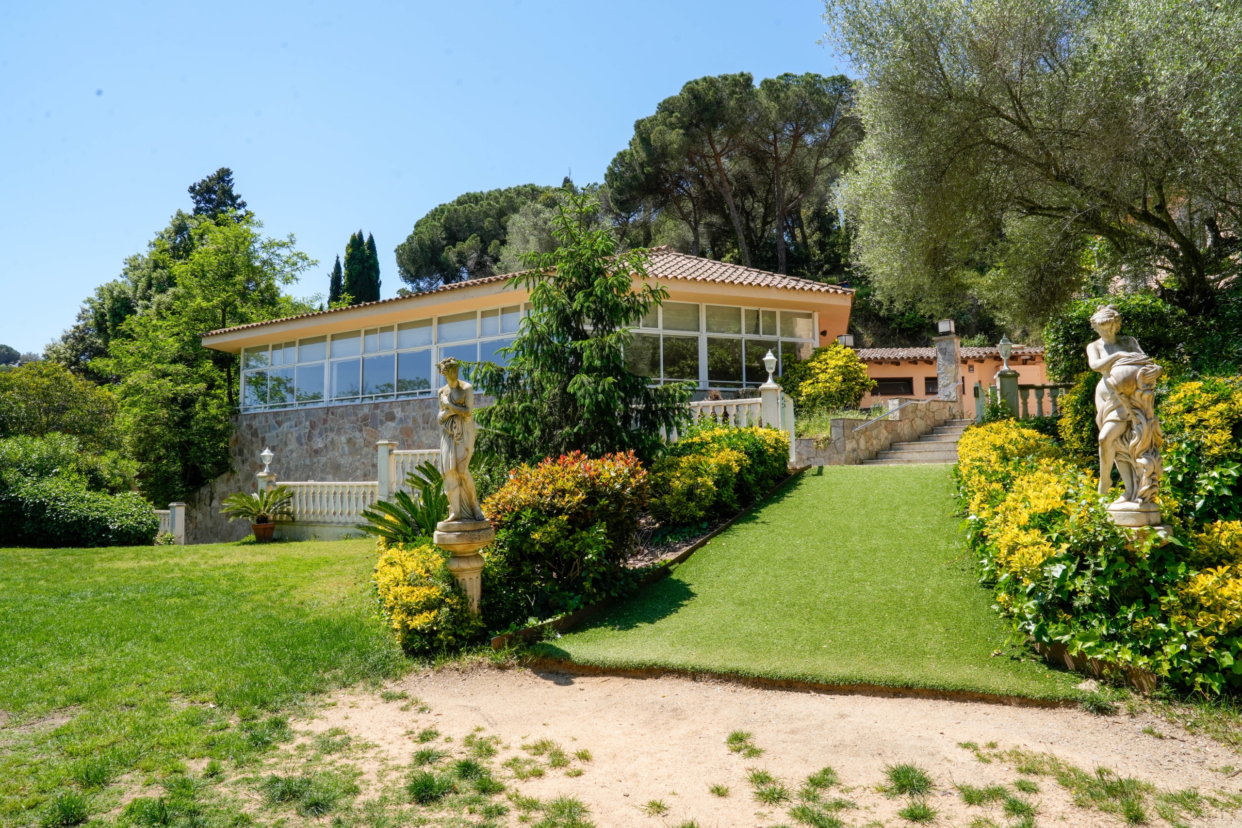 Vista general del jardín de Mas Nadal decorado para evento en Sant Andreu de Llavaneres