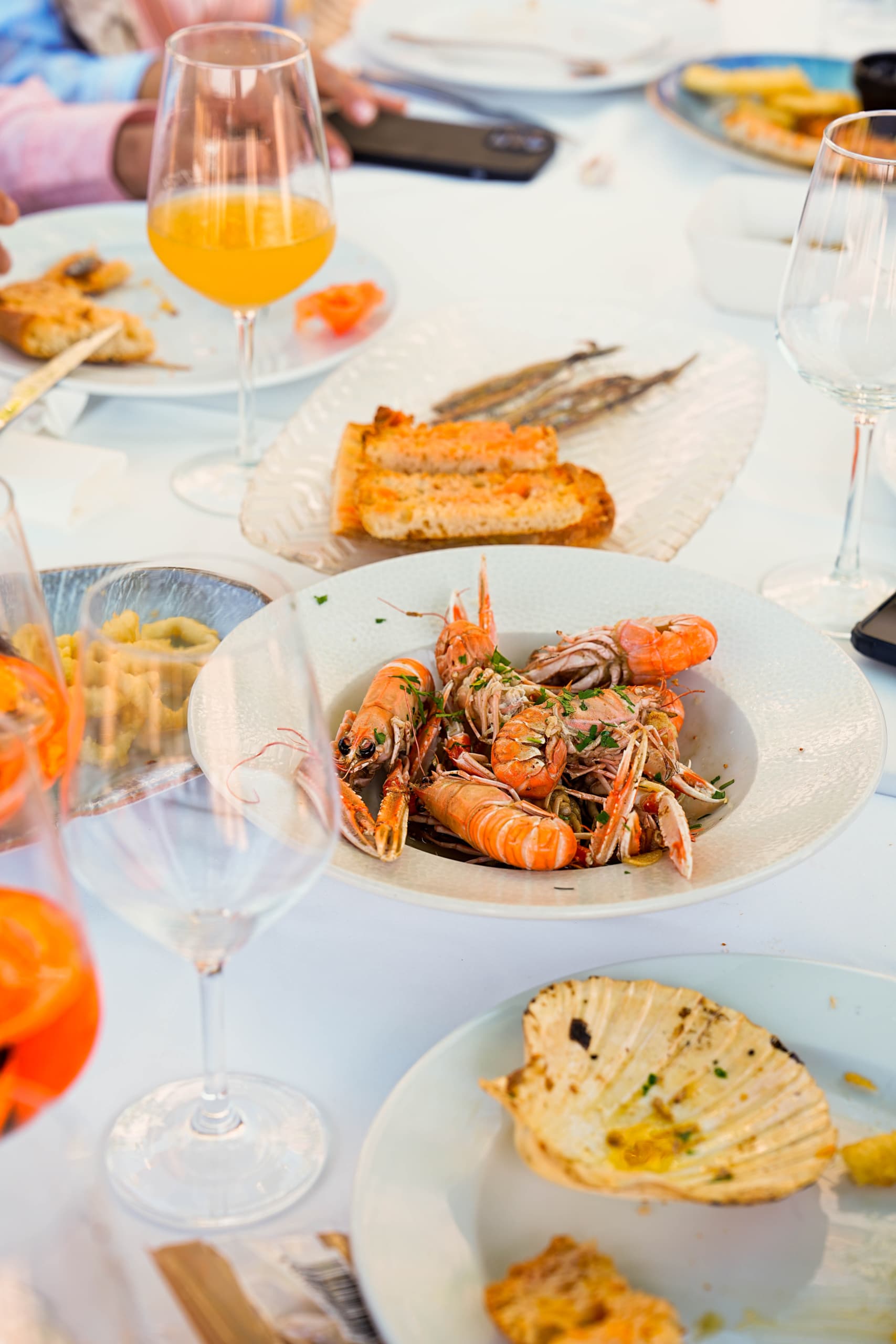 Plato de pescado fresco emplatado con estilo mediterráneo en El Portinyol, restaurante del Maresme con fotografía profesional para redes