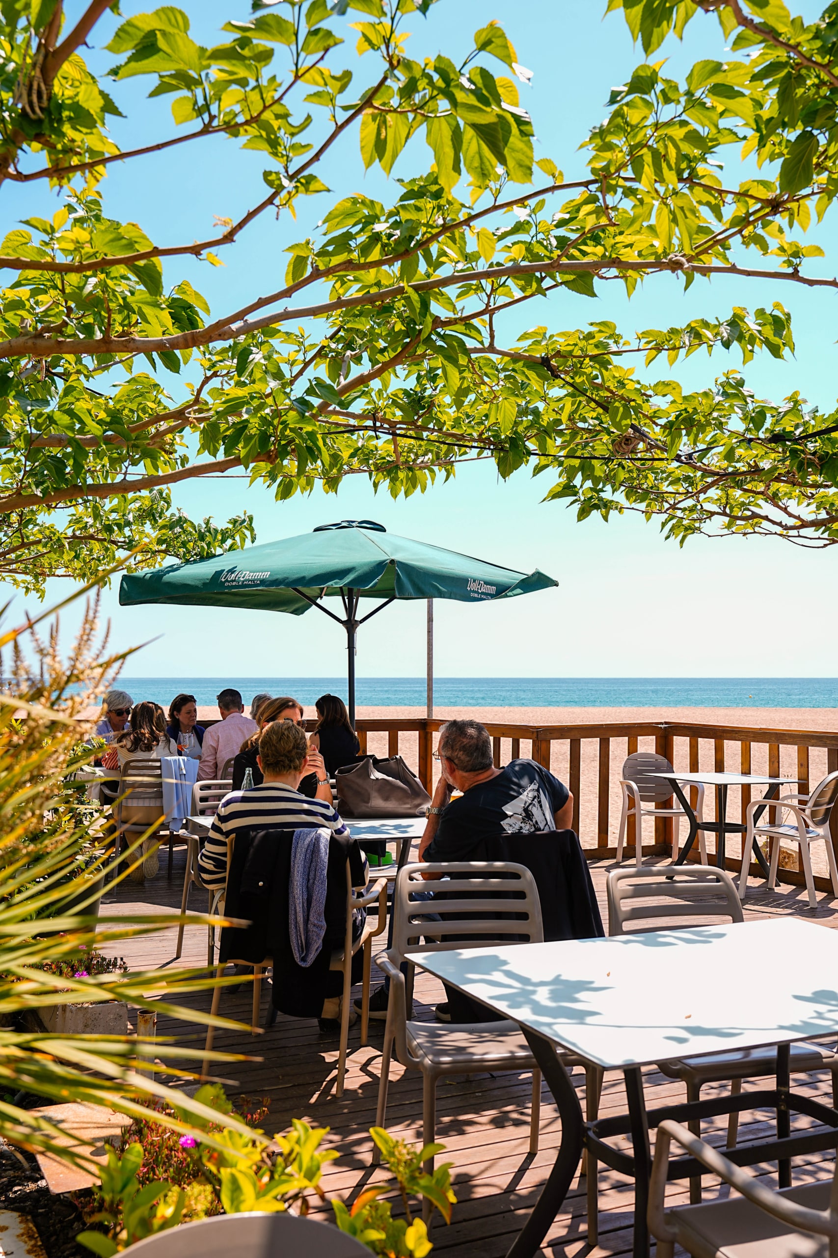 Ambiente relajado y natural en restaurante de costa catalana, fotografía creada para fortalecer identidad en Instagram