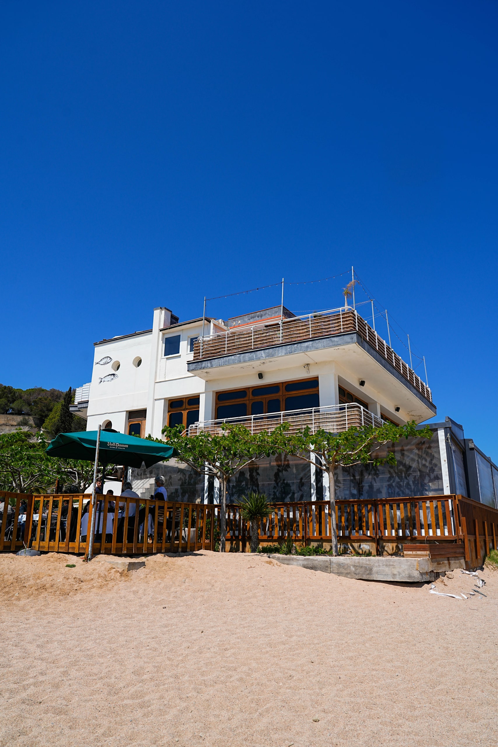 Ambiente relajado y natural en restaurante de costa catalana, fotografía creada para fortalecer identidad en Instagram