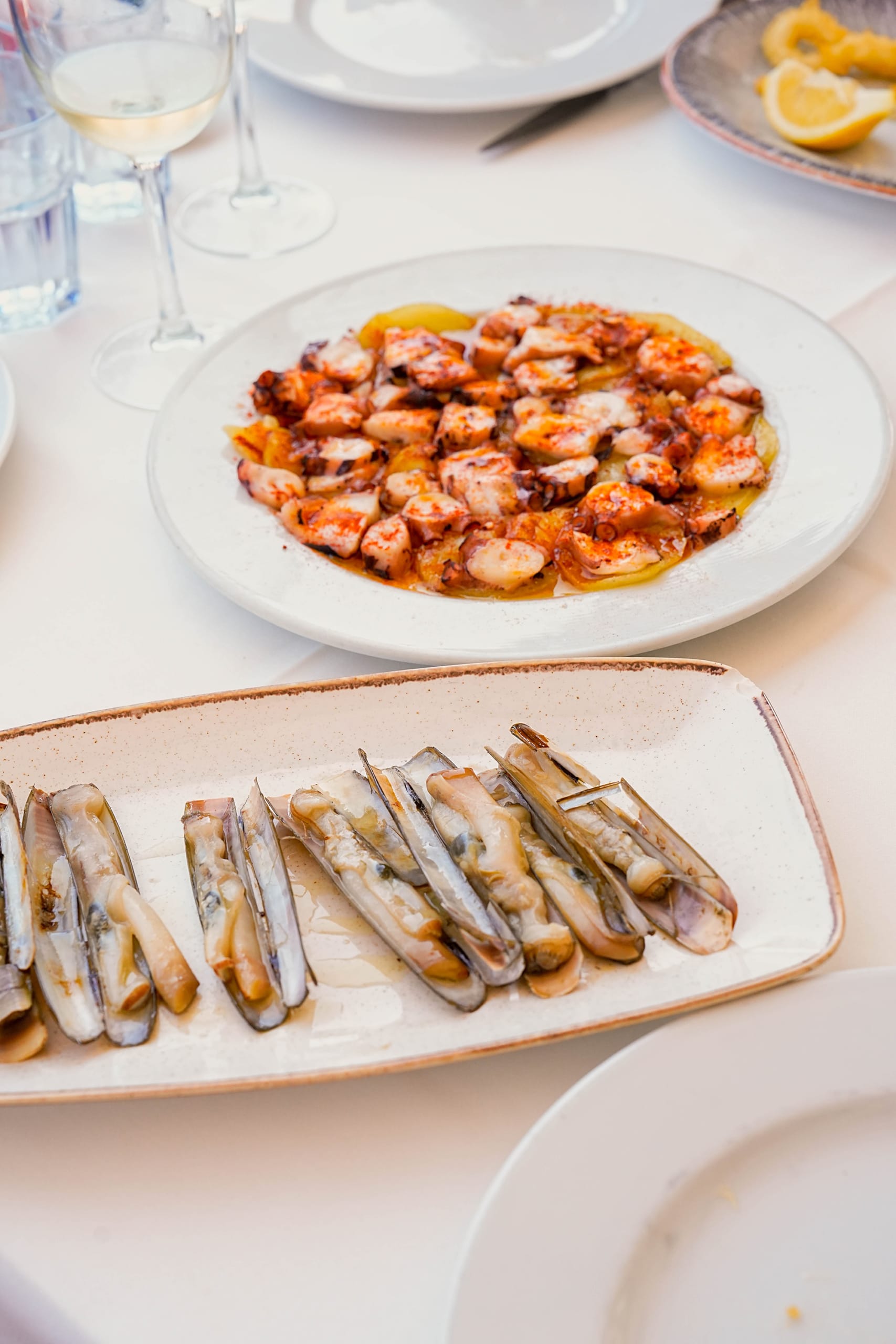 Plato de pescado fresco emplatado con estilo mediterráneo en El Portinyol, restaurante del Maresme con fotografía profesional para redes